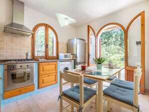 Kühlschrank, Mikrowelle, Ofen, Kochgeschirr/Geschirr/Besteck
