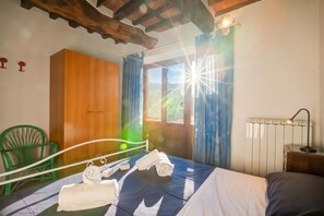 4 bedrooms, iron/ironing board, free WiFi, bed sheets