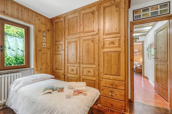 1 bedroom, bed sheets