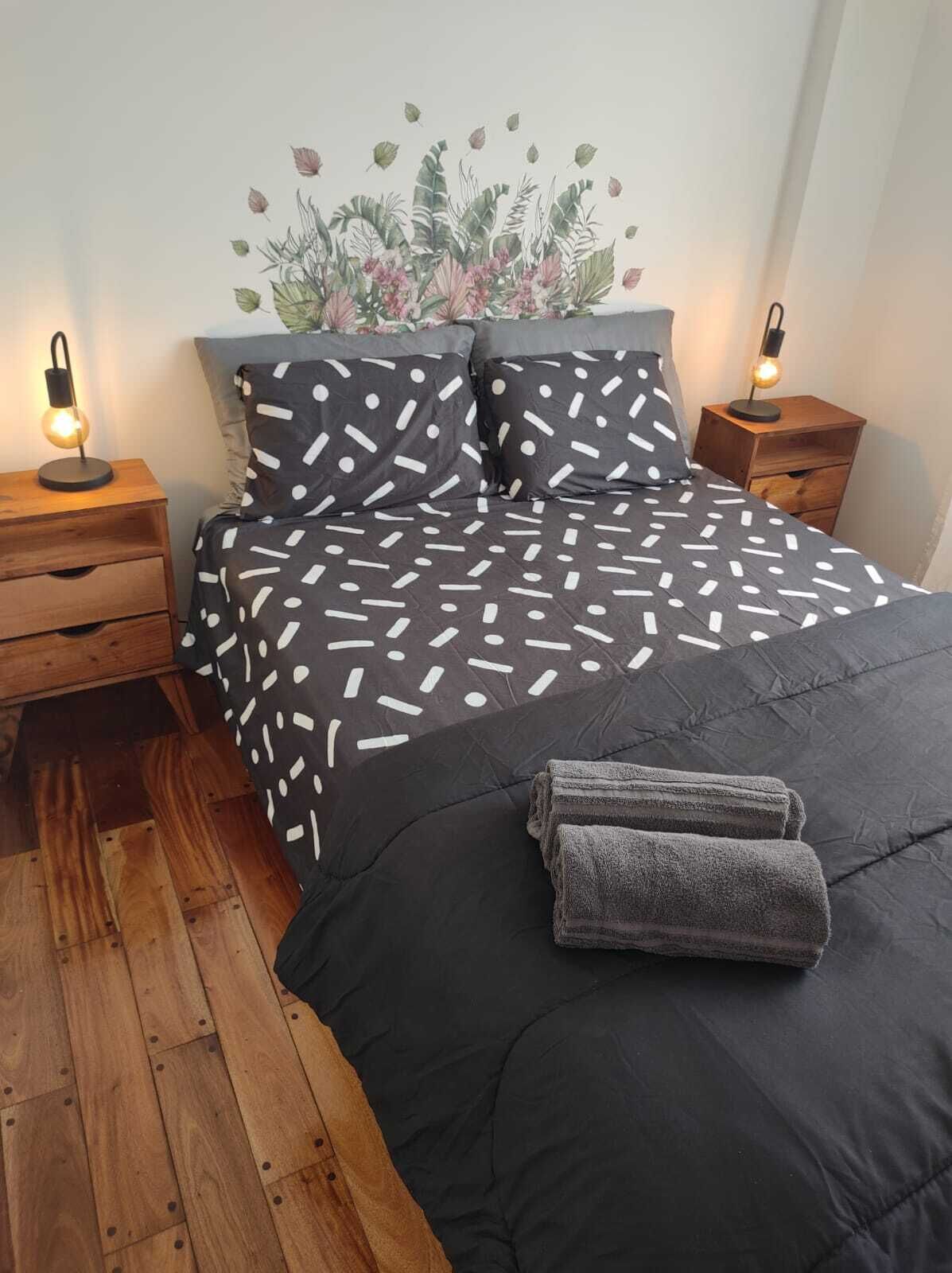 2 habitaciones, caja de seguridad en la habitación y escritorio 