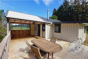 Outdoor dining - Rural & bush setting, only 2 min drive to beach, perfect for a romantic getaway! (Cooks Beach)