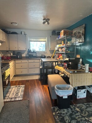 Private kitchen - Cozy 1-bedroom apartment in fabulous Anchorage with WiFi (Anchorage)