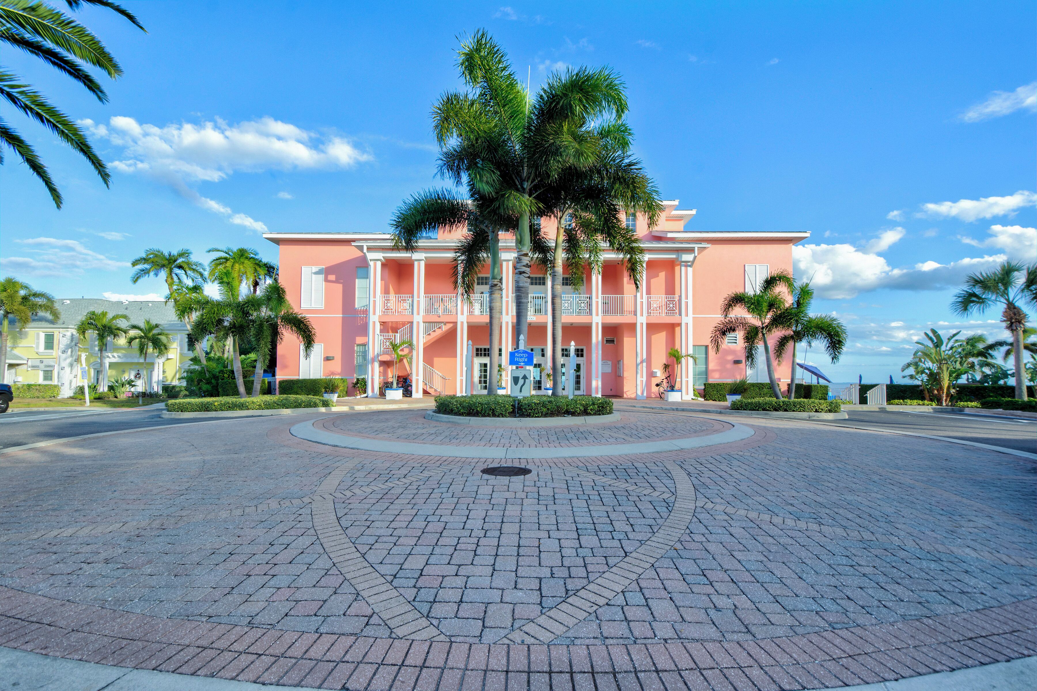 Cozy 1-bedroom condo in enchanting St. Petersburg with WiFi, AC, fitness room
