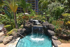 Una piscina al aire libre