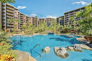 Una piscina al aire libre