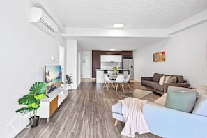 Departamento, vista al río | Área de sala de estar | Smart TV de 55 pulgadas con canales digitales 
