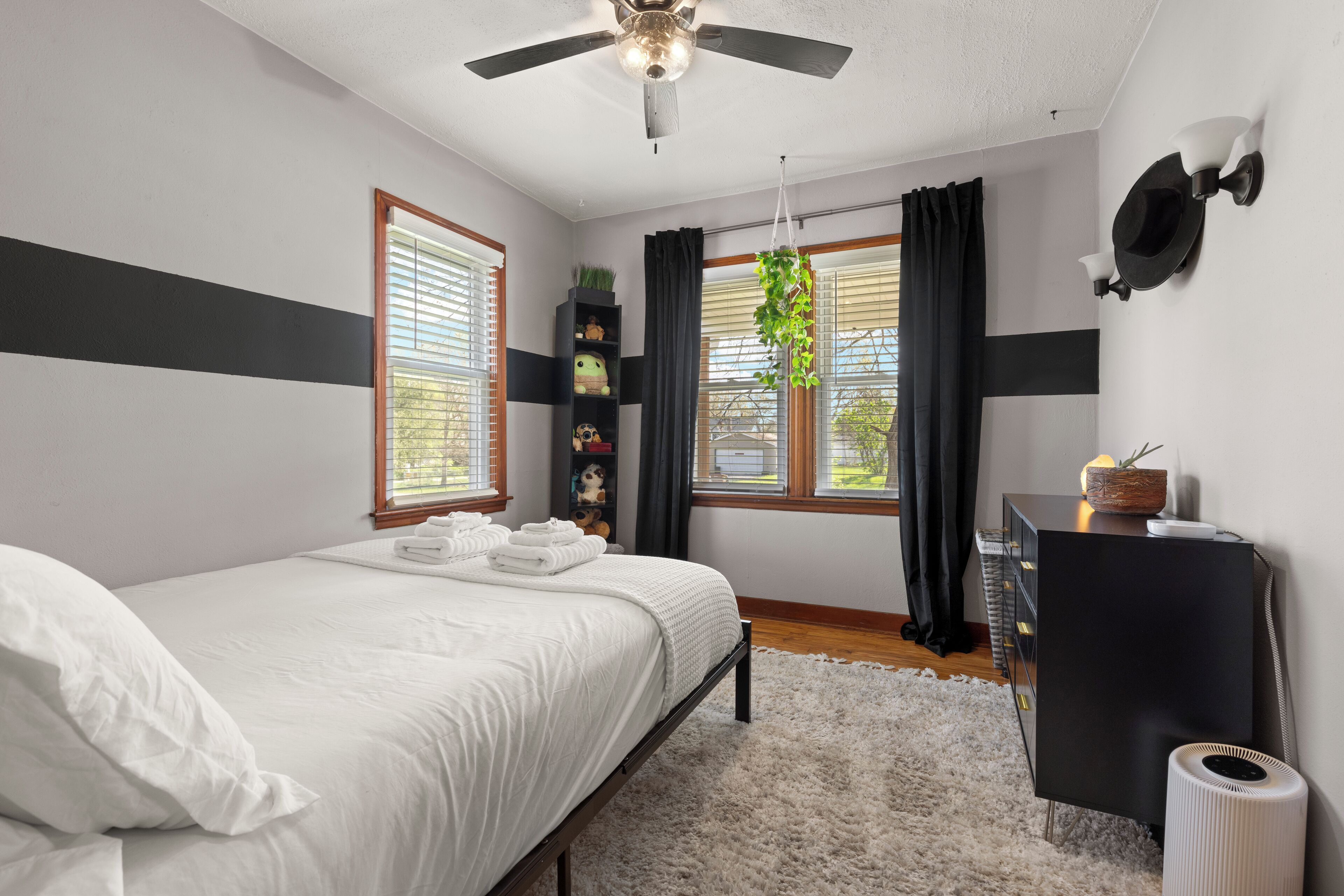 3 bedrooms, desk, iron/ironing board, travel crib