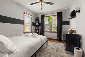 3 makuuhuonetta, työpöytä, silitysrauta/-lauta, vauvan matkasänky