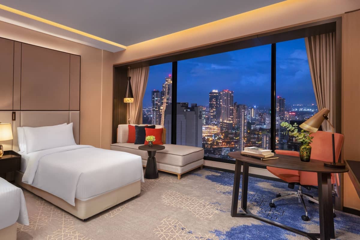 Peralatan tempat tidur premium, bar mini, peti besi dalam bilik, meja 