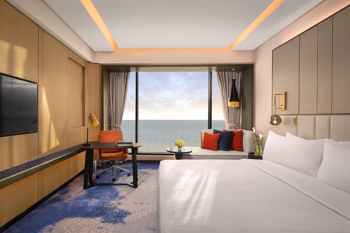 Superior Room, 1 Katil Raja (King), Ocean View | Peralatan tempat tidur premium, bar mini, peti besi dalam bilik, meja 