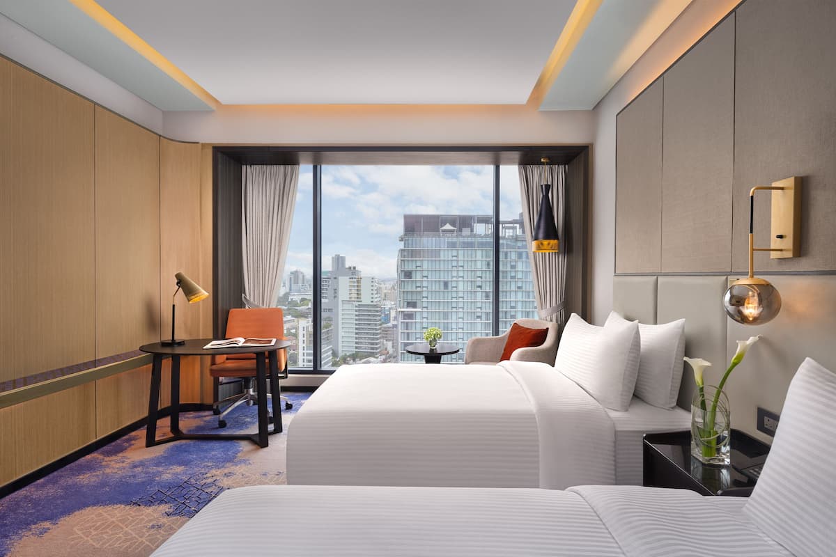 Superior Twin Room, City View | Peralatan tempat tidur premium, bar mini, peti besi dalam bilik, meja 