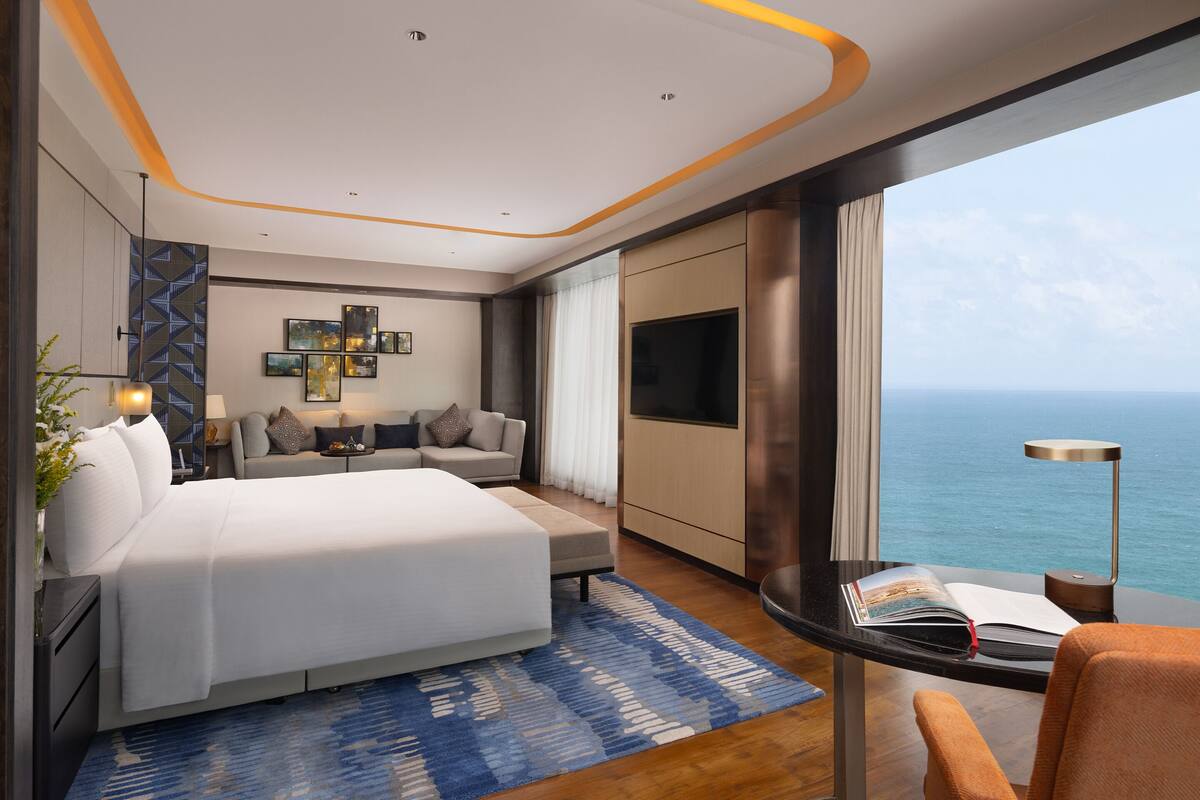 Suite (Ceylon) | Peralatan tempat tidur premium, bar mini, peti besi dalam bilik, meja 