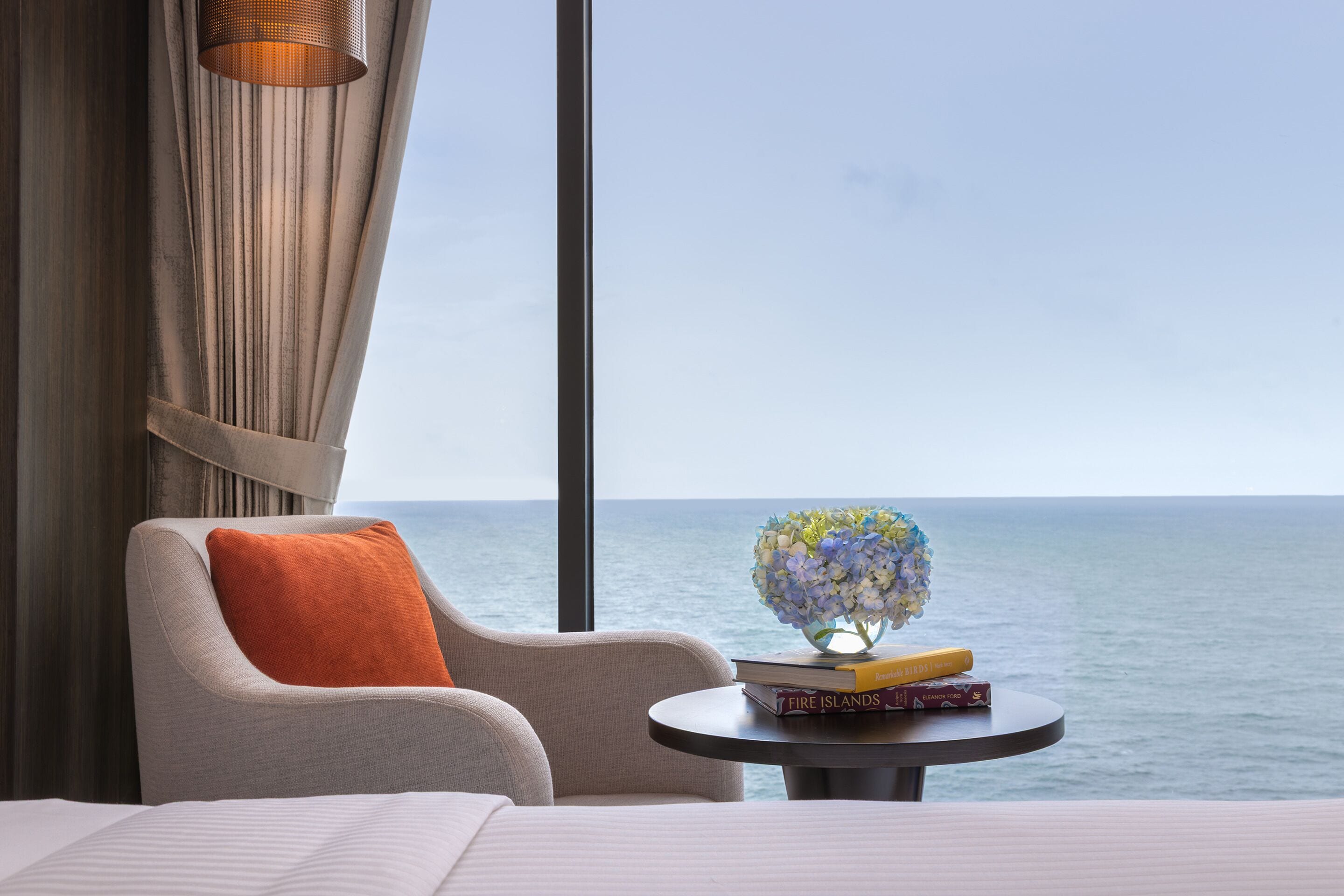 Ropa de cama de alta calidad y minibar 