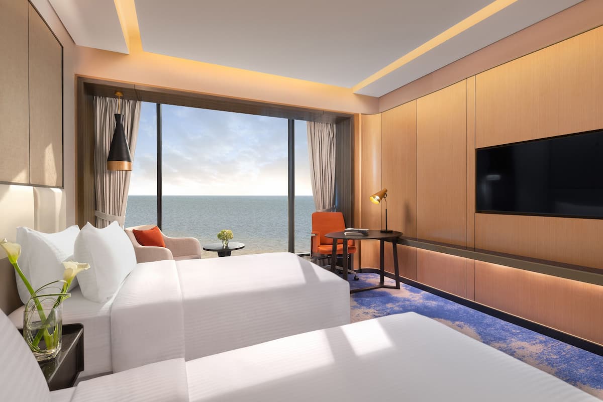 Superior Twin Room, Ocean View | Peralatan tempat tidur premium, bar mini, peti besi dalam bilik, meja 