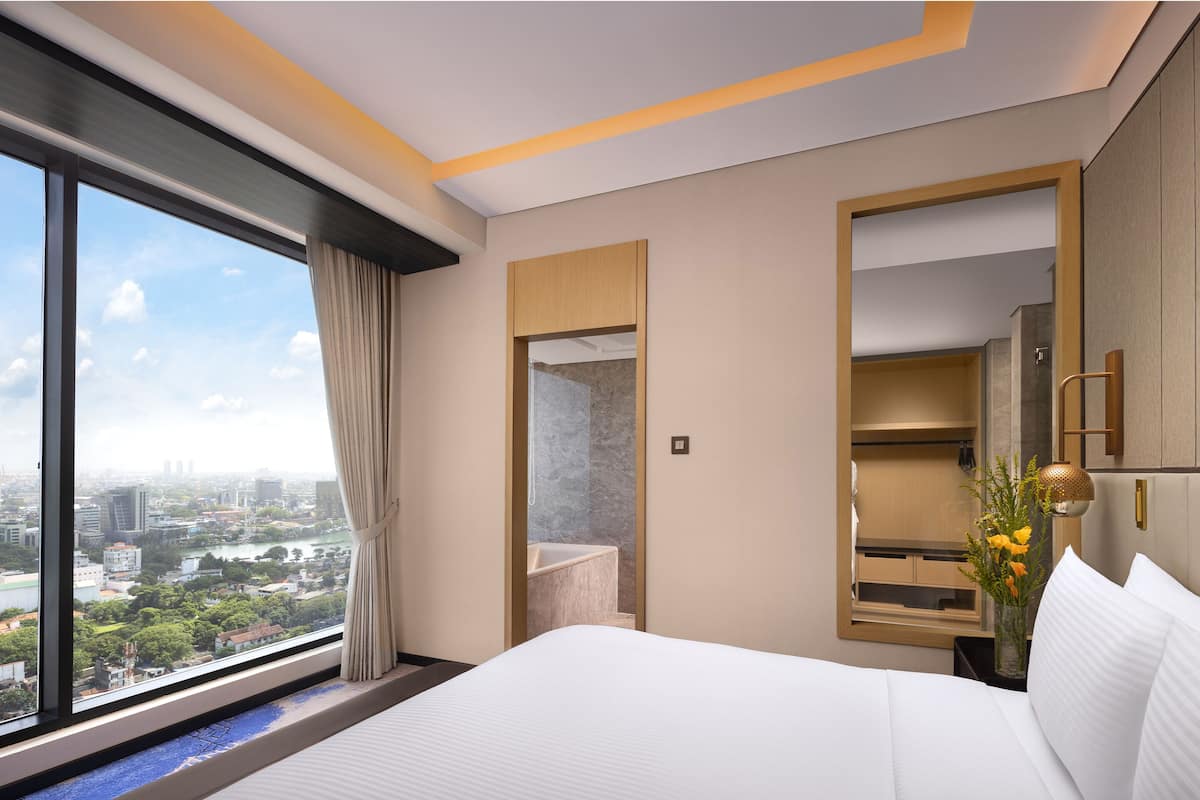 Executive Suite, Ocean View | Peralatan tempat tidur premium, bar mini, peti besi dalam bilik, meja 