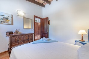 3 makuuhuonetta, silitysrauta/-lauta, ilmainen Wi-Fi, vuodevaatteet