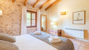 6 bedrooms, in-room safe, iron/ironing board, WiFi (free) - Can Raull in Cales de Mallorca (Manacor)