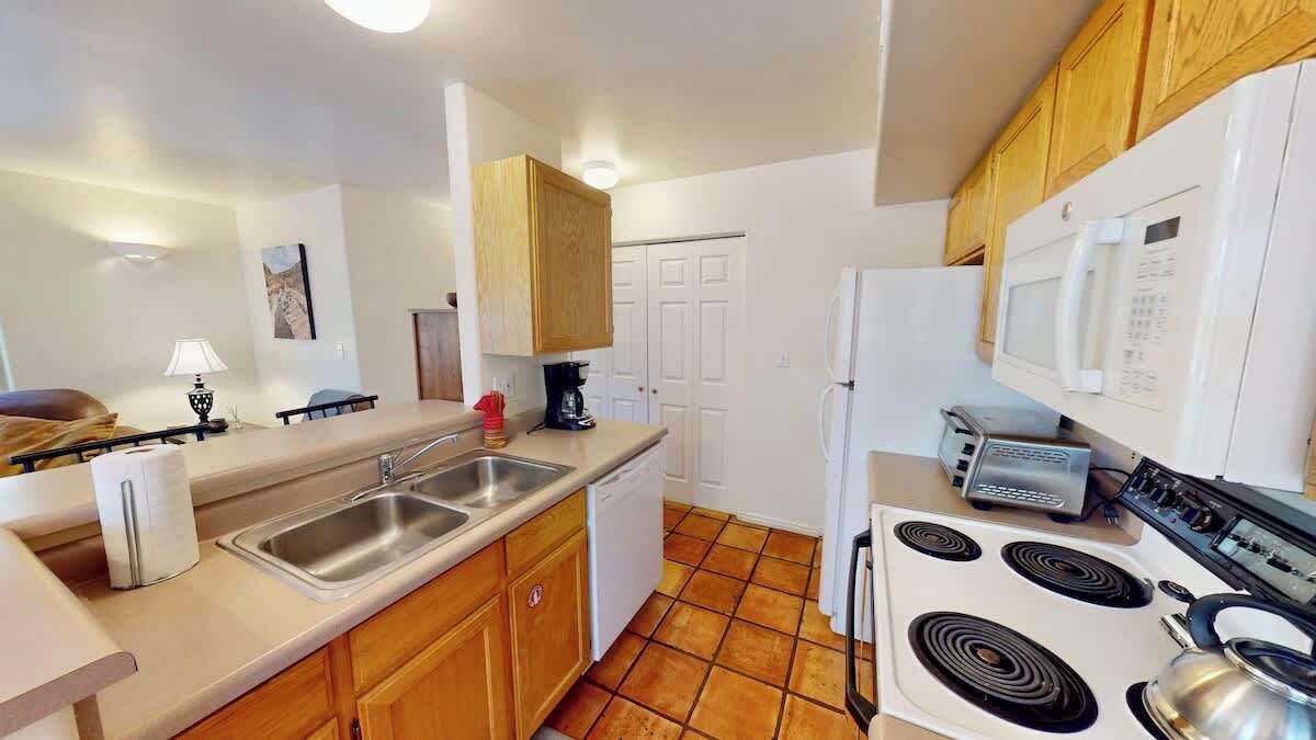 Coffee/tea maker, fridge, microwave, oven