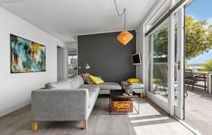 Smart TV, fireplace - Stunning home in Rønde with WiFi (Rønde)