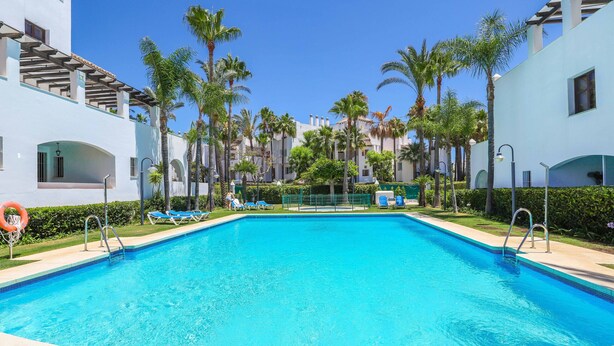 A swimming pool with lounge chairs and palm trees. - Privilegio de Marbella near Puerto Banus (Marbella)