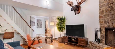 Una televisión, una chimenea, un reproductor estéreo, una oficina