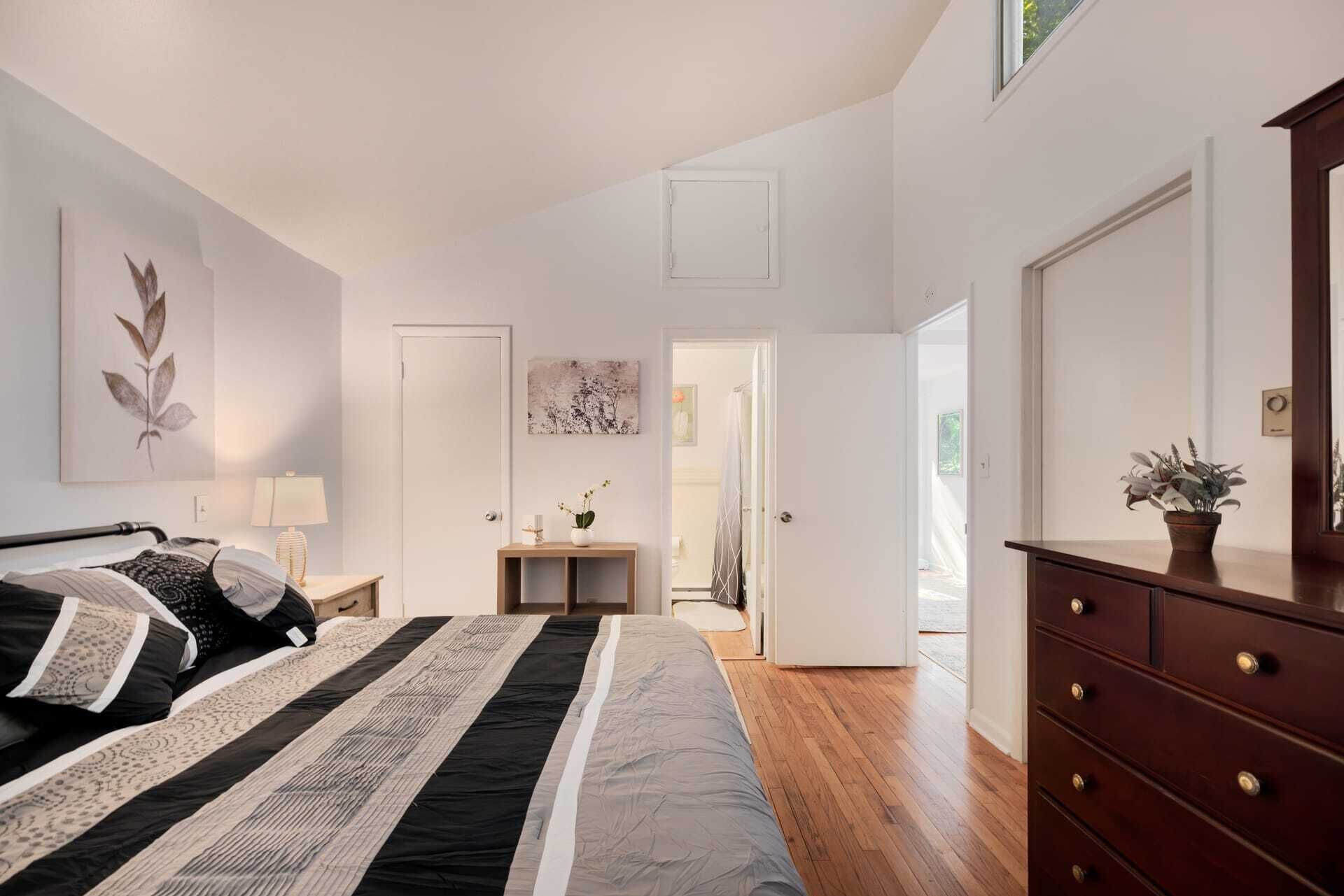 4 bedrooms, iron/ironing board, WiFi, bed sheets