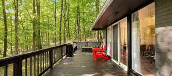 Cozy cabin w/hot tub & wraparound deck