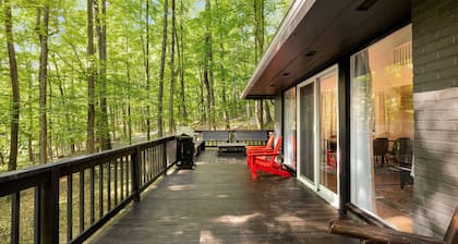 Cozy cabin w/hot tub & wraparound deck