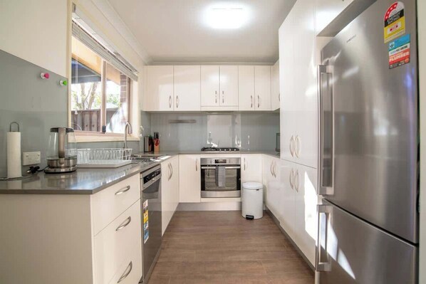 Fridge, microwave, oven, stovetop - 3bedroom Townhouse at Dundas (Dundas)