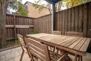 Outdoor dining - 3bedroom Townhouse at Dundas (Dundas)