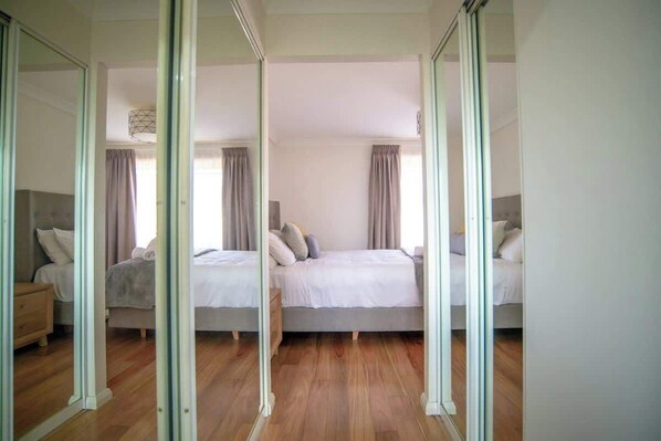 3 عدّة غرف نوم ومكواة/لوح كي وواي فاي وملاءات أسرّة