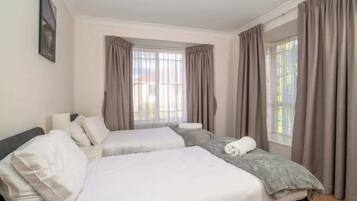 3 bedrooms, iron/ironing board, WiFi, bed sheets