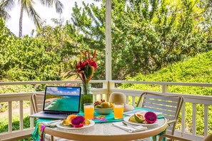 Outdoor dining - Poipu Crater 23 – Vacation in the Crater, AC in Bedrooms (Koloa)