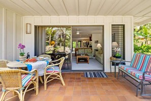 屋外ダイニングエリア