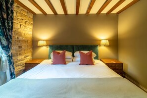 3 bedrooms, desk, iron/ironing board, travel cot - The Mill -  a cottage that sleeps 6 guests  in 3 bedrooms (Blockley)