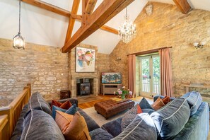 TV, fireplace - The Mill -  a cottage that sleeps 6 guests  in 3 bedrooms (Blockley)