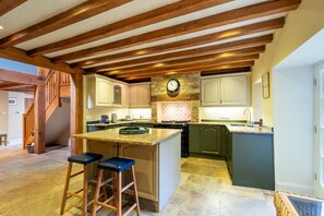 冷蔵庫、電子レンジ、オーブン、コンロ