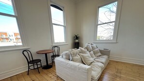 Departamento, 1 cama King size, vista a la ciudad | Área de sala de estar | Smart TV y servicios de streaming