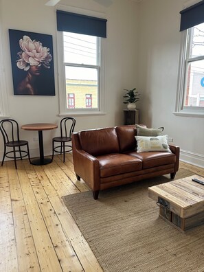 Leilighet, 1 kingsize-seng, byutsikt | Sengetøy