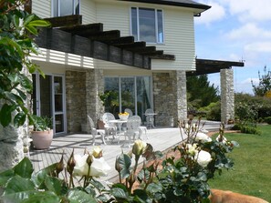 Outdoor dining - Opens 2025! Private retreat will spoil you, Stunning views, Waitomo's Hidden Gem (Te Kuiti)