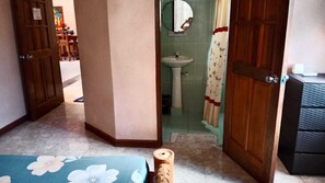 Doppelzimmer, Gartenblick | Badezimmer | Handtücher, Seife, Shampoo, Toilettenpapier