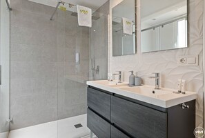 Douche, sĂšche-cheveux, serviettes fournies, savon