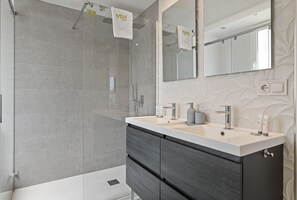 Shower, hair dryer, towels, soap - Golden Horizon | Terrace - pool - sea views (Mijas Costa)