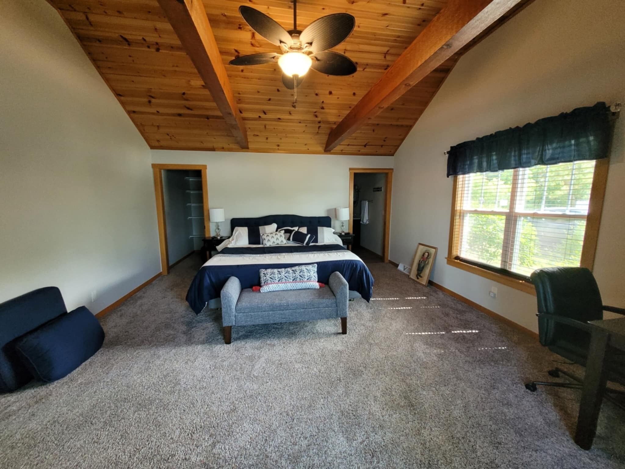 4 bedrooms, desk, WiFi, bed sheets