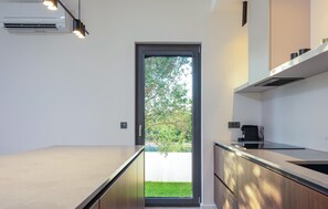 Fridge, oven, stovetop, dishwasher - 4 bedroom cozy home in Sukosan (Sukosan)