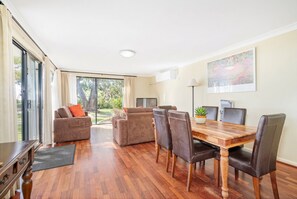 Comfort House, Multiple Beds, Non Smoking, Beach View | Dining room - 98 Steps To The Beach  (Broadwater)