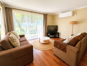 Casa Confort, varias camas, no fumadores, vistas a la playa | Zona de estar | Televisión de pantalla plana de 55 pulgadas con canales por satélite