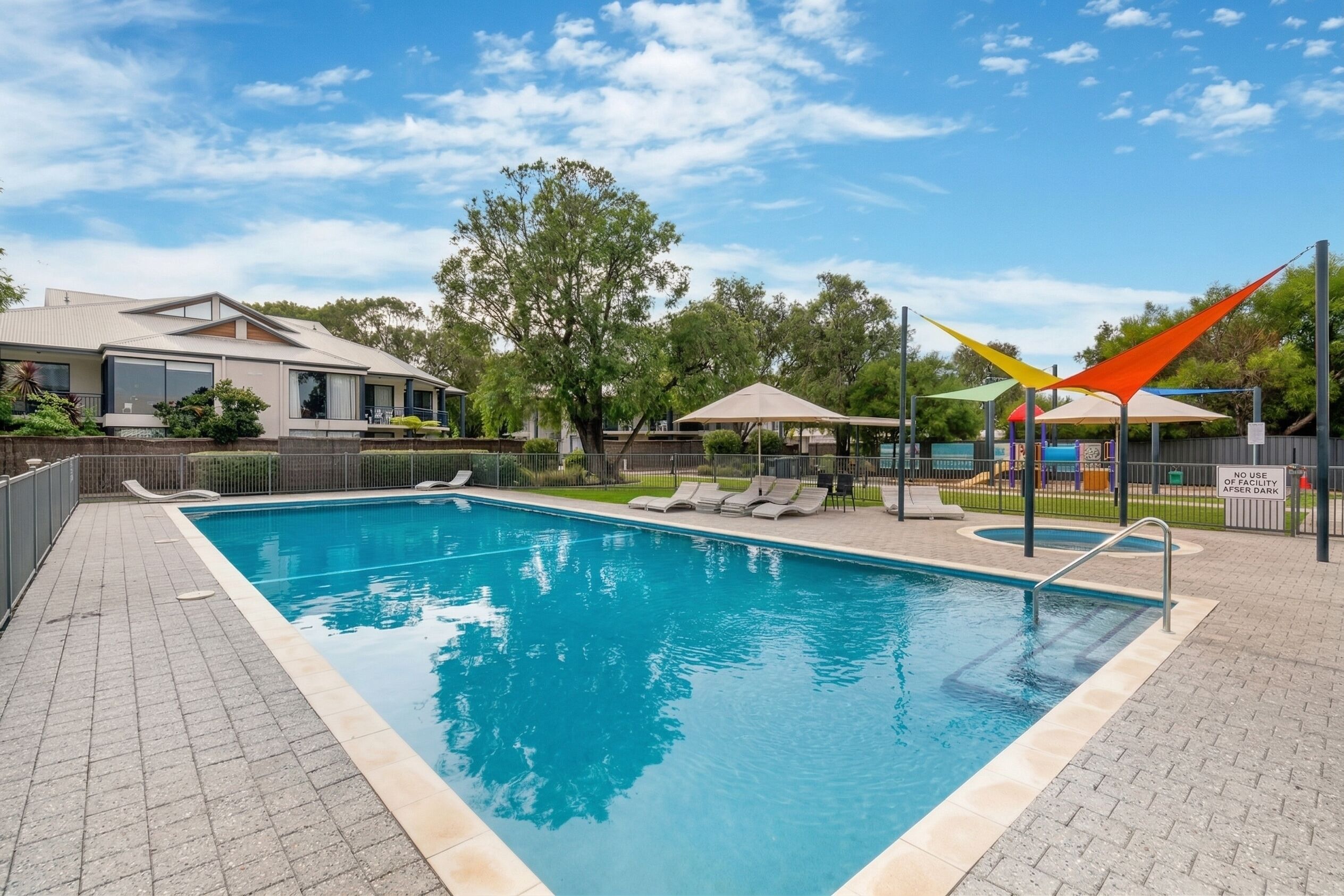 من حمّامات السباحة المغطاة، حمّام سباحة خارجي