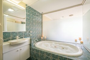 Comfort House, Multiple Beds, Non Smoking, Beach View | Bathroom | Free toiletries, hair dryer, towels, soap - 98 Steps To The Beach  (Broadwater)