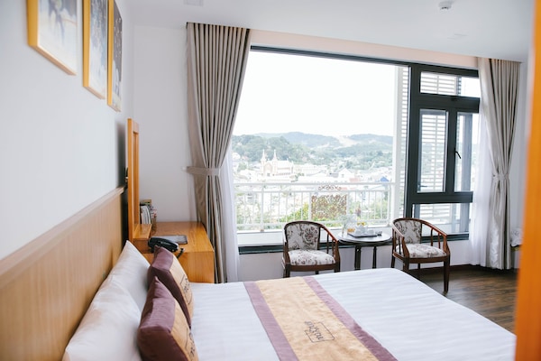 Deluxe tweepersoonskamer, uitzicht op stad | Luxe beddengoed, een minibar, een bureau, een laptopwerkplek